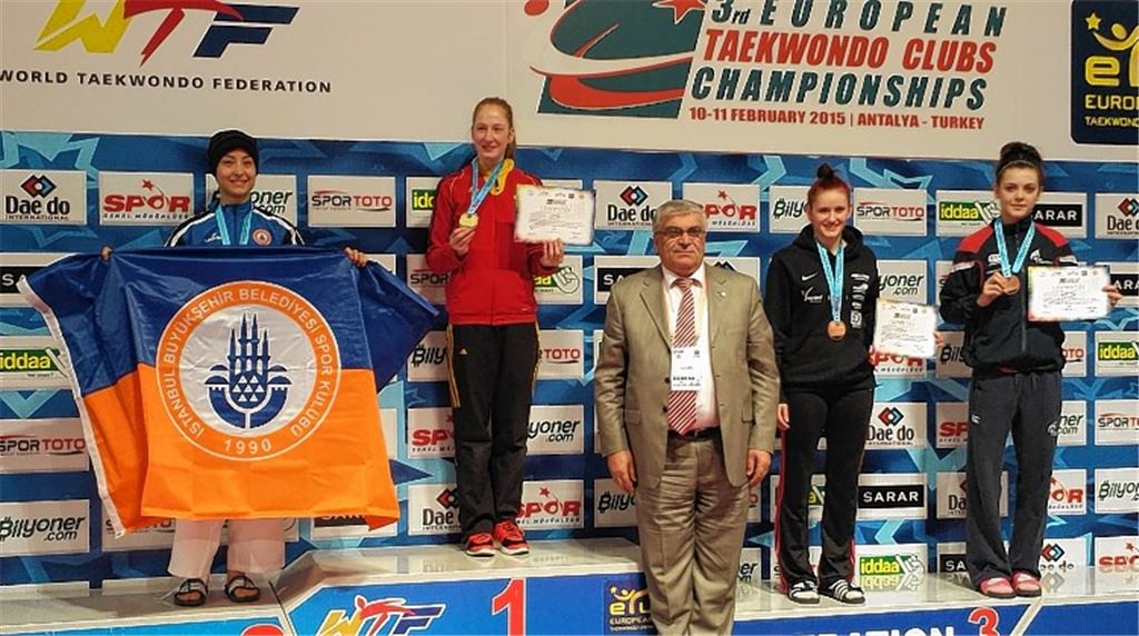 Das Podium bei den dritten Club-Europameisterschaften: Roxana Nothaft (2.v.re) gewinnt gemeinsam mit Georga Barness (Großbritannien, re.) Bronze. Den Turniersieg sichert sich Indra Craen aus Belgien durch einen 6:3-Punktsieg im Finale gegen die Türkin Hatice Kubra Yangin (li.).