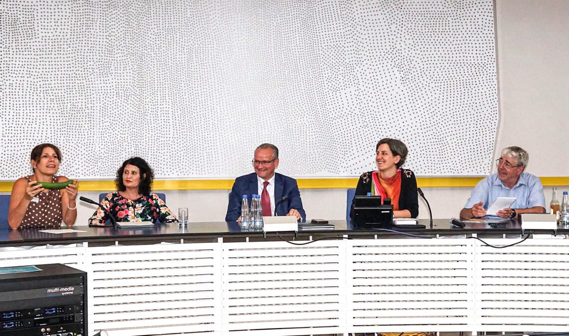 Das Podium beim Europa-Abend im Landratsamt (v. li.): Katja Kreeb, Dezernentin für Familie, Soziales und Integration im Landratsamt Enzkreis, mit der ominösen überregulierten Salatgurke, Dr. Sunita Vimal, Vorsitzende der Europa-Union Pforzheim-Enzkreis, Gunther Krichbaum, CDU-Bundestagsabgeordneter für die Region und Staatsminister für Europa im Auswärtigen Amt, Anna-Lena Beilschmidt und Jürgen Hörstmann, die Europabeauftragten der Stadt Pforzheim und des Enzkreises. Foto: Bastian