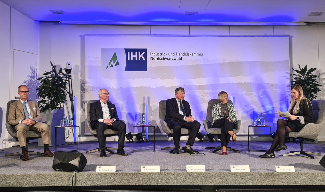 Das Podium beim wirtschaftspolitischen Jahresgespräch der IHK (v. li.): Philipp Reisert, Kurt Schmalz, Dr. Hans-Ulrich Rülke, Claudia Gläser und Moderatorin Julia Hagel. Foto: Metzbaur