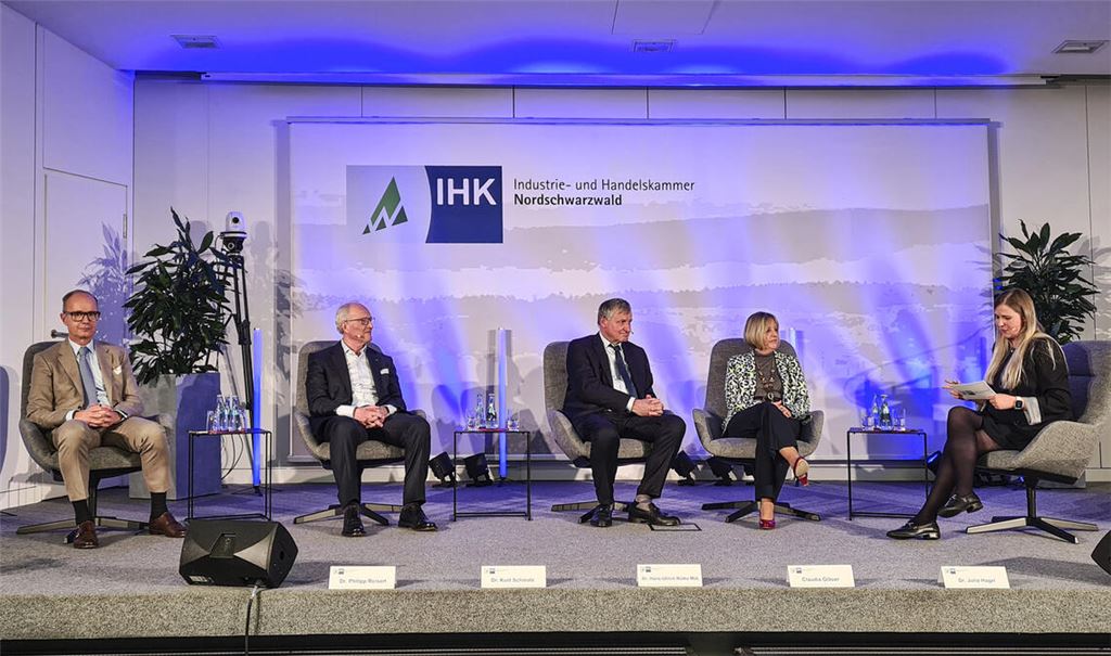 Das Podium beim wirtschaftspolitischen Jahresgespräch der IHK (v. li.): Philipp Reisert, Kurt Schmalz, Dr. Hans-Ulrich Rülke, Claudia Gläser und Moderatorin Julia Hagel. Foto: Metzbaur