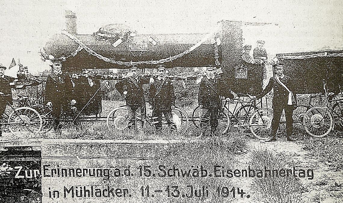 Das Postkartenmotiv mit einer Fahrradlokomotive stammt von dem Festumzug anlässlich des 15. Schwäbischen Eisenbahnertages in Mühlacker, der wenige Tage vor Ausbruch des Ersten Weltkriegs stattfand. Fotos: Archiv Lieb, Becker