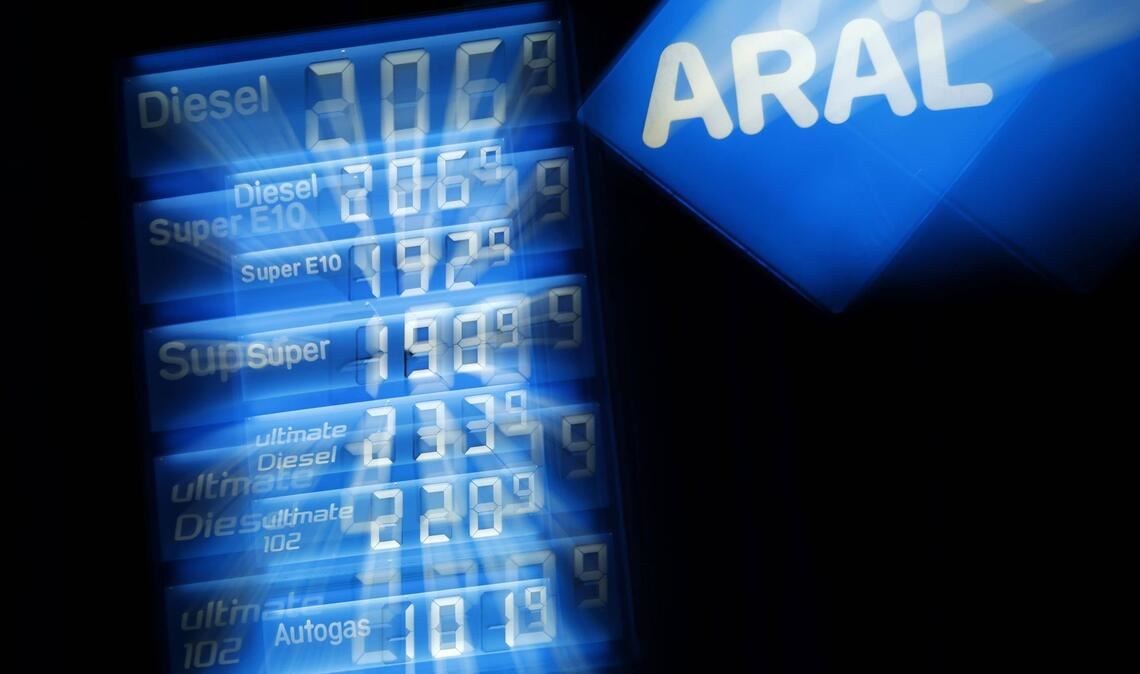 Das Preiswirrwarr an den Tankstellen soll eingeschränkt werden, meint die Bundesregierung.