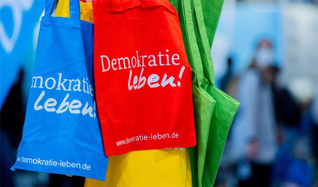 Das Programm "Demokratie leben!" soll bisher zivilgesellschaftliches Engagement für ein demokratisches Miteinander fördern. (Symbolbild)