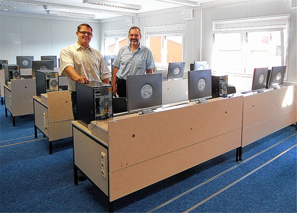 Das Provisorium ist bezogen: Die Fachlehrer Sebastian Essig (Elektronik/Elektrotechnik) und Udo Schädlich (Metalltechnik/Maschinenbau, v.li.) im Computer-Raum.