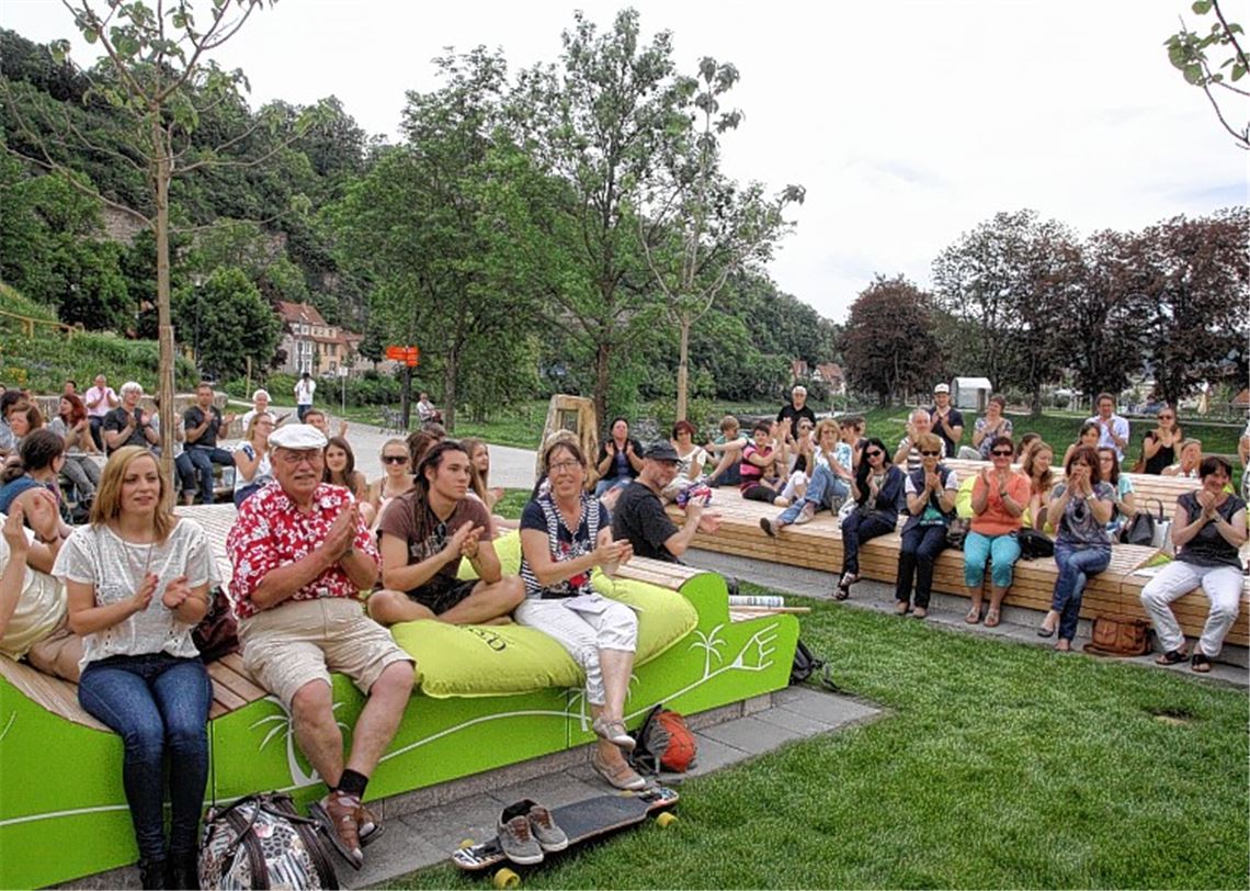 Das Publikum auf der Mühlacker Tagblatt Leseinsel ist begeistert von den Vorträgen. Die spätere Gewinnerin Miri (Bild oben) heimst die höchste Punktzahl ein.