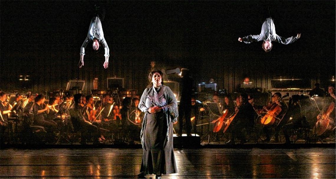 Das Publikum bekommt viel und vielerlei zu hören und zu sehen. Dazu gehört auch, dass Sprecher kopfüber vom Schnürboden herabhängen.