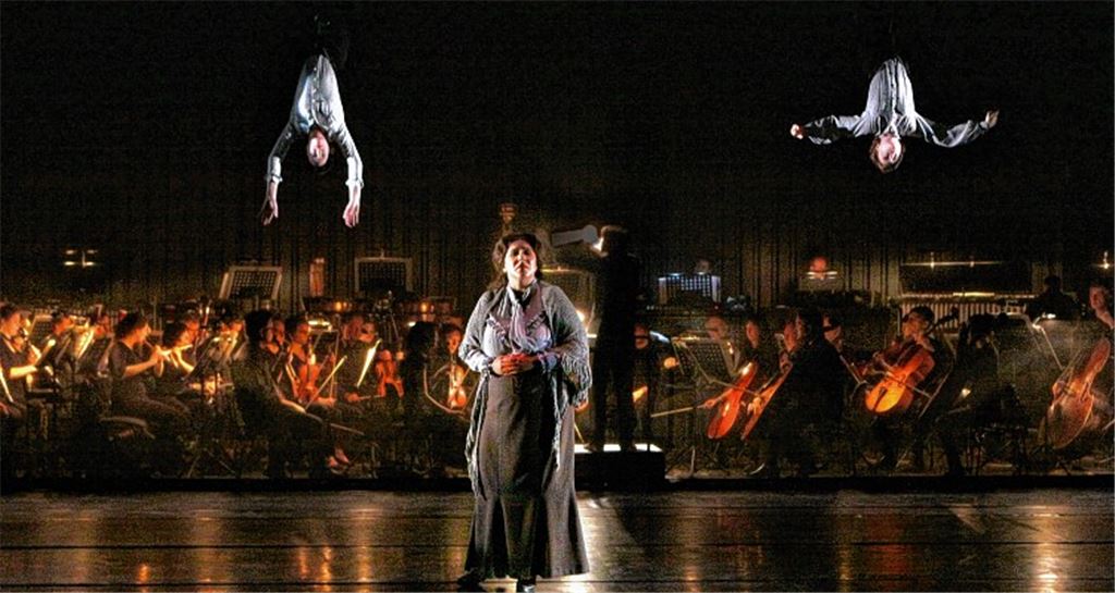 Das Publikum bekommt viel und vielerlei zu hören und zu sehen. Dazu gehört auch, dass Sprecher kopfüber vom Schnürboden herabhängen.