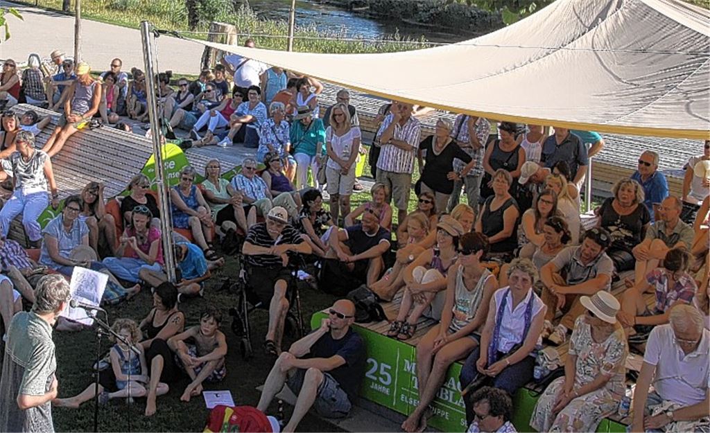 Das Publikum darf unters Sonnensegel, und die Poetry-Slammer stellen sich in die Sonne.