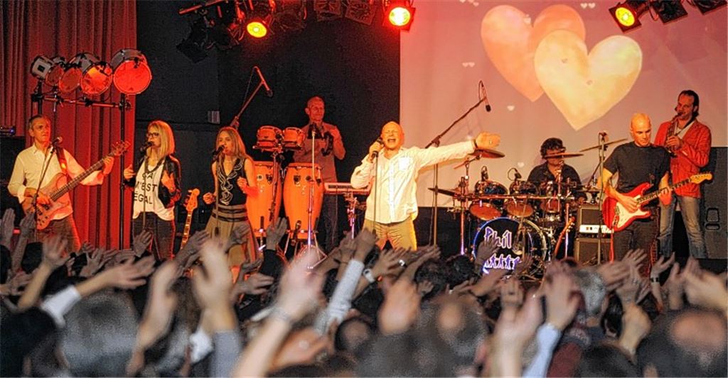 Das Publikum feiert das Konzert von Phil in der Ötisheimer Erlentalhalle.