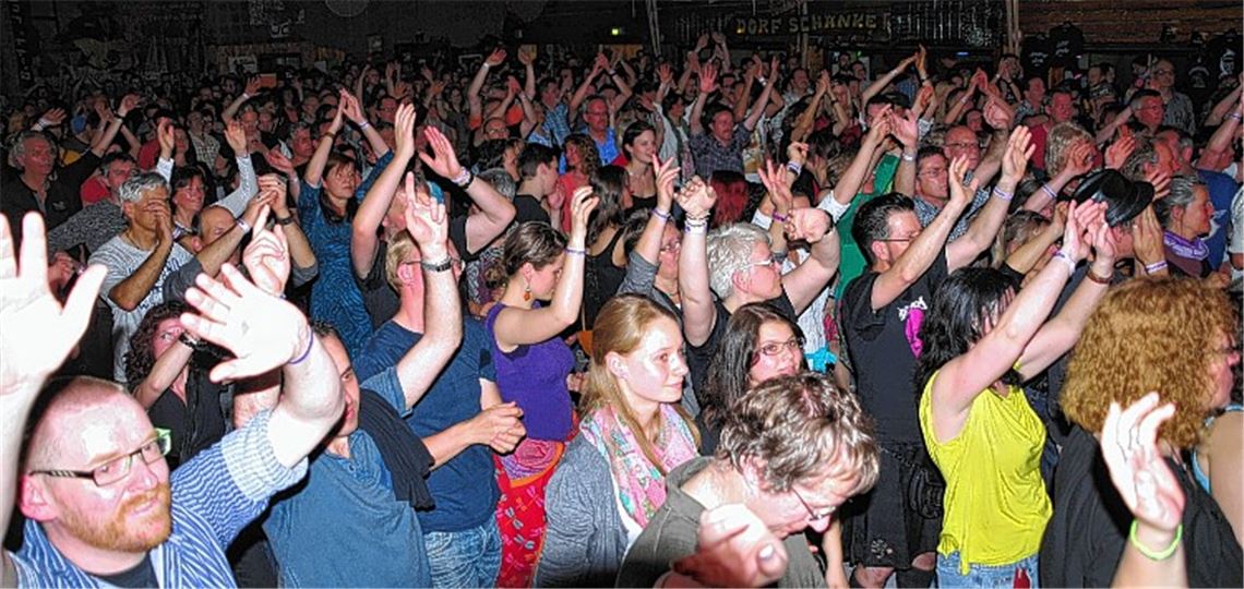 Das Publikum feiert die Musiker, darunter Dale Wilde (Bild oben) und die Band Skerryvore, die den achtjährigen Fan Tobias mit einem T-Shirt überrascht.