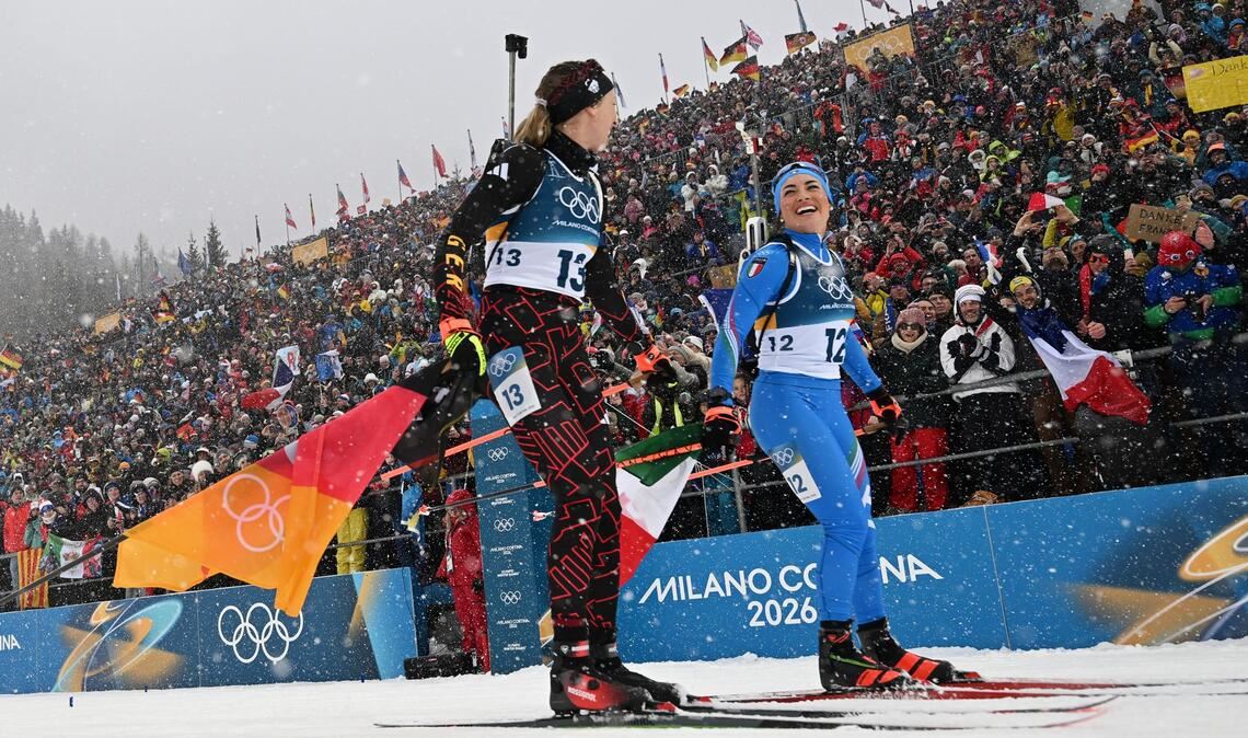 Das Publikum in Antholz feiert Dorothea Wierer (re.) aus Italien und Franziska Preuß. Beide beenden ihre Karriere.