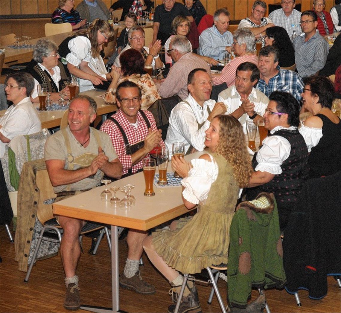 Das Publikum ist bester Laune: In zünftiger Kleidung wird geklatscht und mitgesungen. 