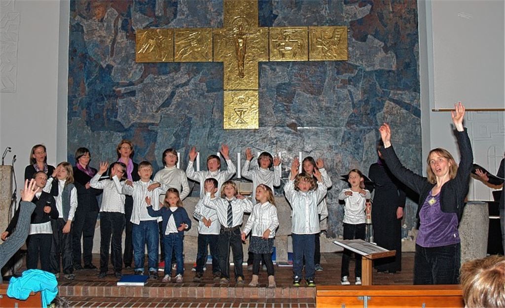 Das Publikum macht mit: Konstanze Miehlich-Fuhr und ihre Chöre begeistern in Enzberg.