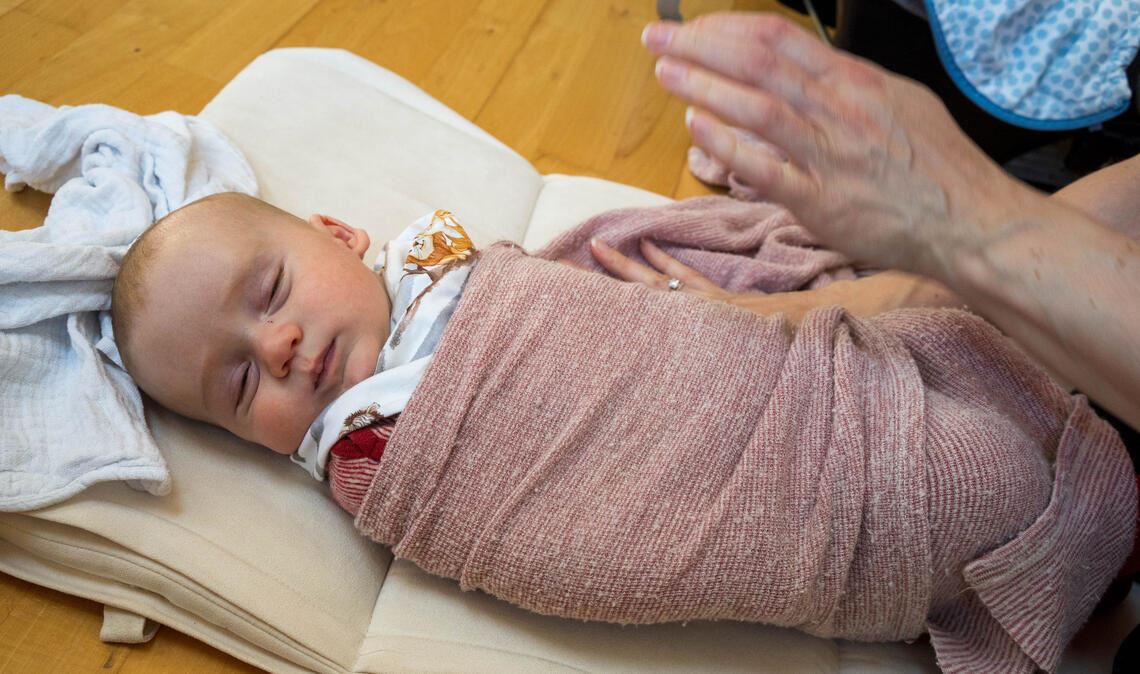 Das „Pucktuch“, das dem Säugling zusätzliche Geborgenheit gibt, ist nach Überzeugung von Silvia Albrecht ein wirksames Mittel, um das Einschlafen zu forcieren. Fotos: Recken