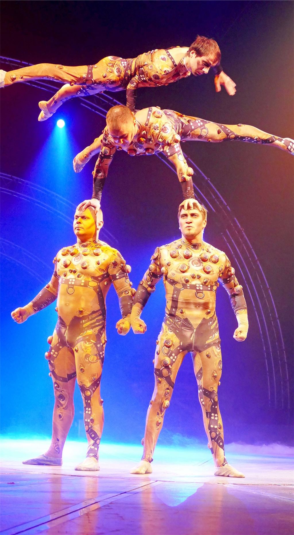 Das Quartett aus der Ukraine begeistert mit Balanceakten, während die Teufelin der Erde entschwebt und der Künstler mit Höllentattoos mit dem Stuhl tanzt. Fotos: Roth