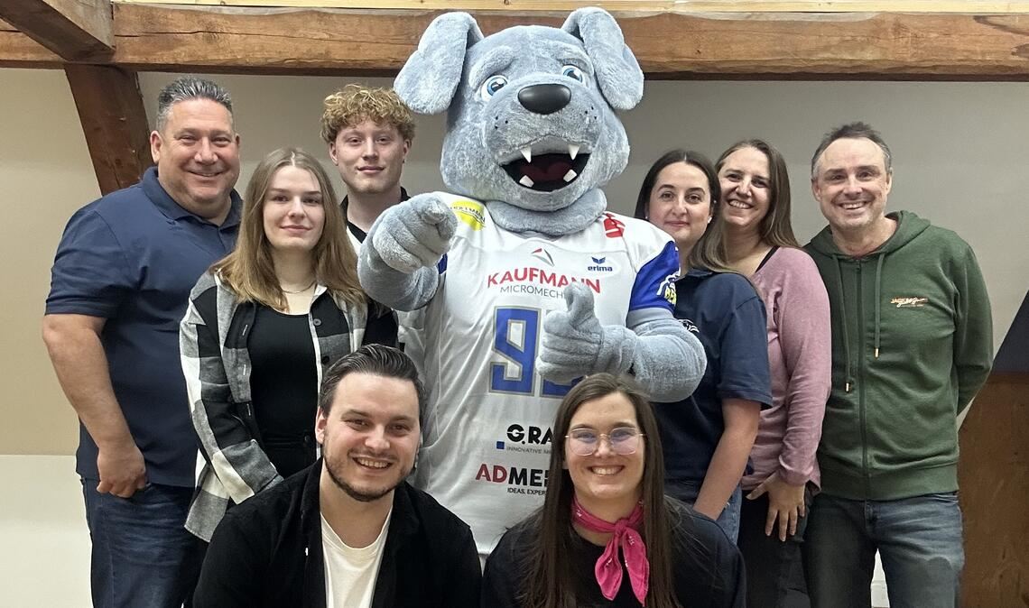 Das RK-Team und der Vorstand mit dem Wilddogs-Maskottchen. Foto: privat