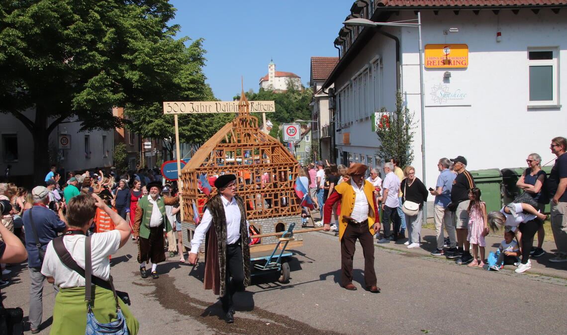 Das Rathaus als Rohbau auf Festzugstour durch Vaihingen. Foto: Arning