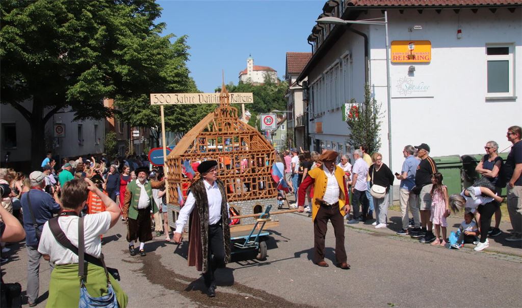 Das Rathaus als Rohbau auf Festzugstour durch Vaihingen. Foto: Arning