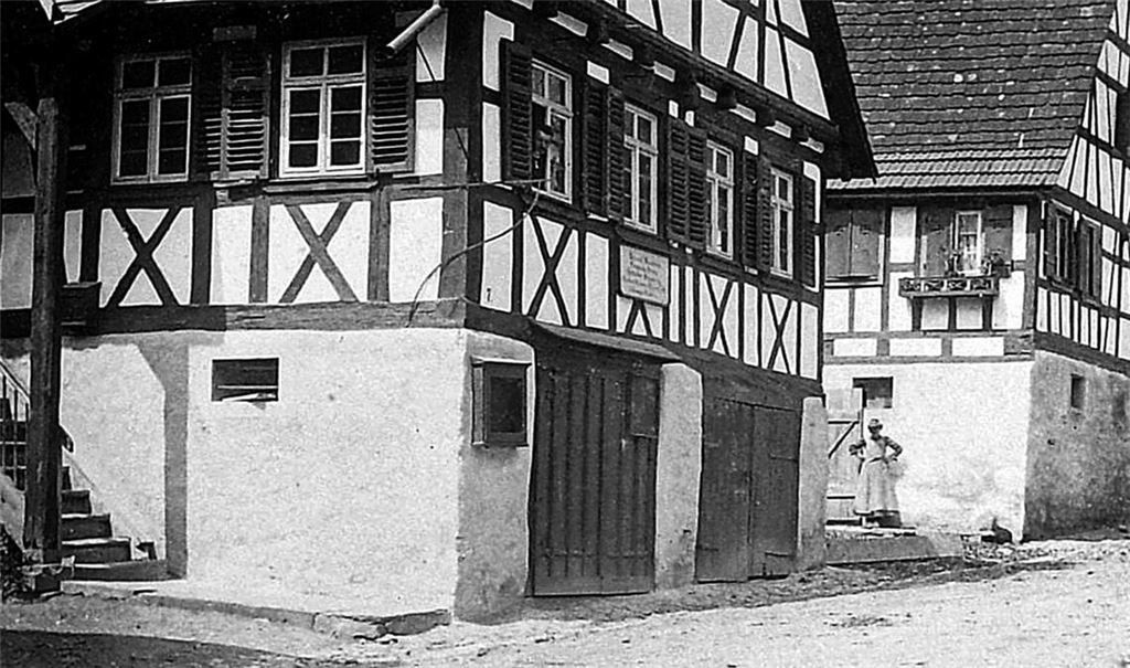 Das Rathaus gehörte zu den Gebäuden, die dem Bombenangriff zum Opfer fielen. Die einzige bekannte Aufnahme des alten Gebäudes konnte Erwin Fix identifizieren. Fotos: privat