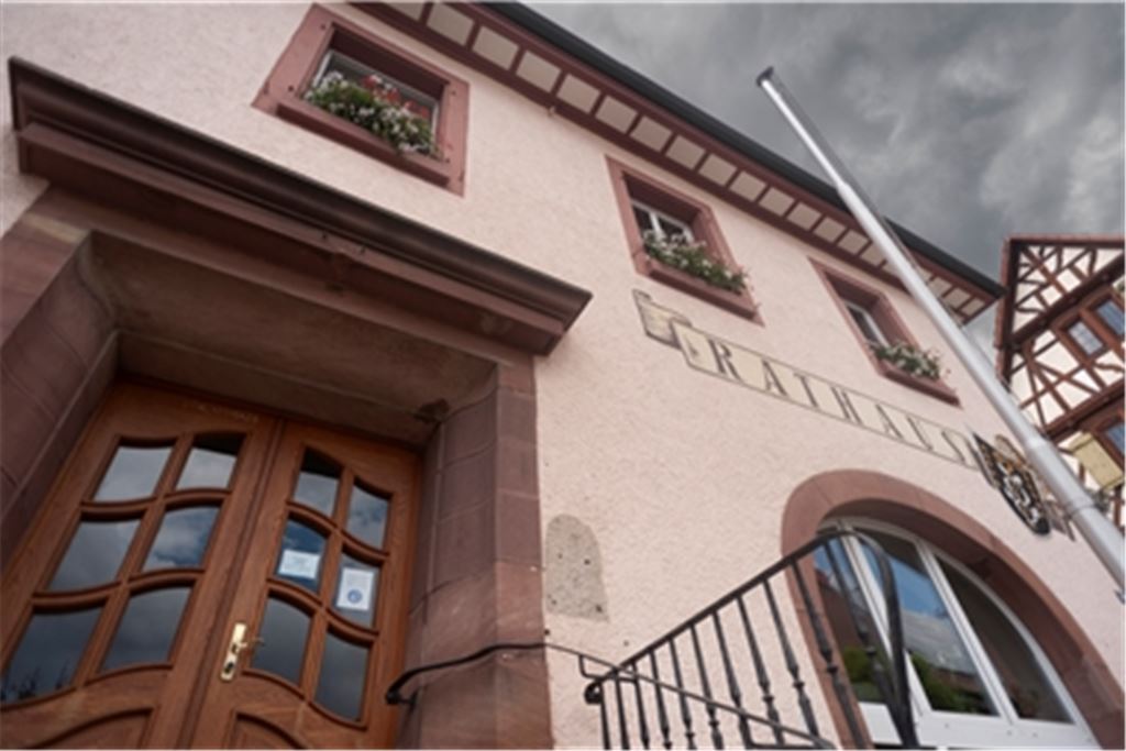Das Rathaus in Wiernsheim: Gemeinderat Gerhard Hudak hat hier ein de facto Hausverbot, von dem nur private Anliegen ausgenommen sind. Archivfoto: Fotomoment
