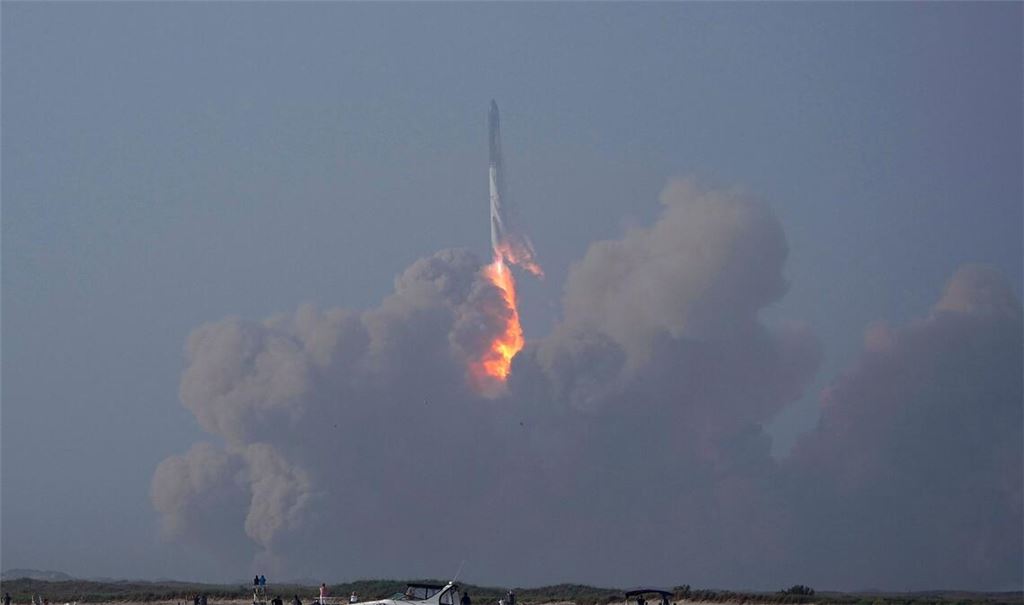 Das Raumschiff "Starship" von SpaceX startet am 20.04.2023 im texanischen Boca Chica - und explodiert nur vier Minuten später.