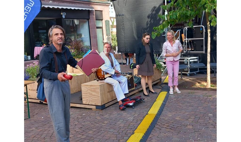 Das Regionentheater „aus dem schwarzen Wald“ zeigt zum Auftakt das Theaterstück „Kleine Lügen – große Wahrheiten“. Foto: Stöß