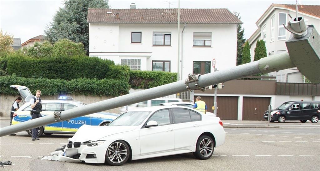 Das Resultat eines missglückten Abbiegemanövers an der Ecke Wurmberger Straße und Gesellstraße. Foto: Einsatz-Report 24