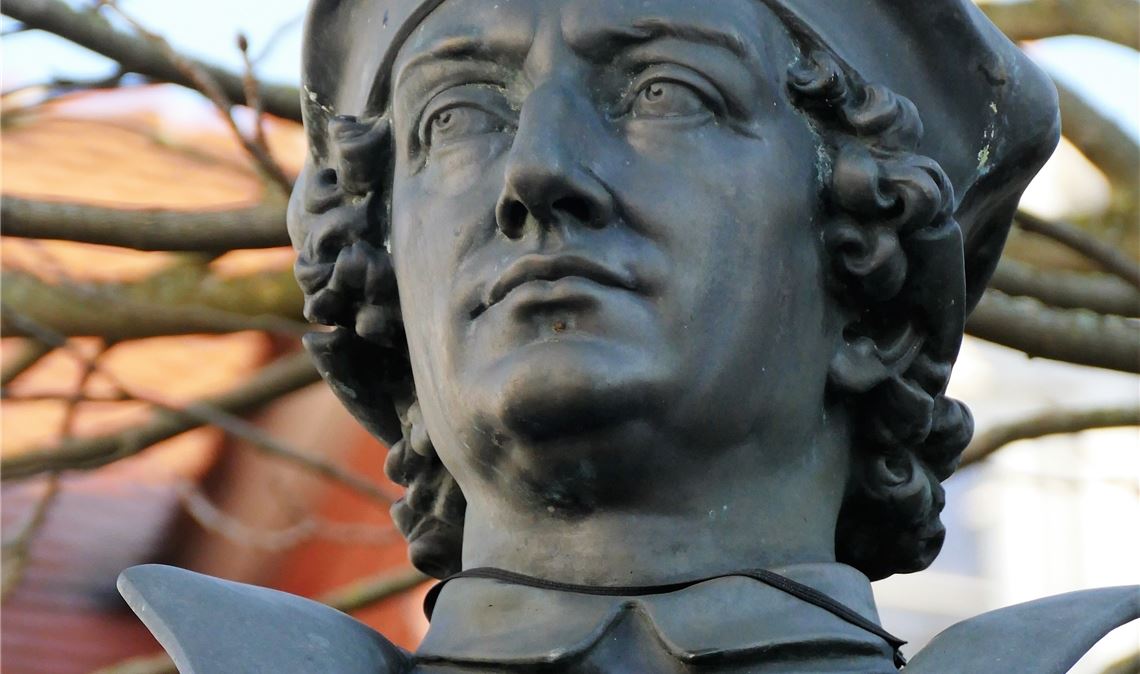 Das Reuchlin-Denkmal vor der Schlosskirche. Foto: Peche