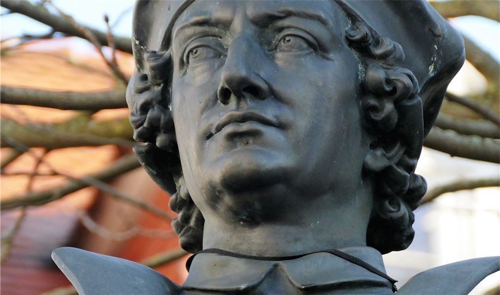 Das Reuchlin-Denkmal vor der Schlosskirche. Foto: Peche