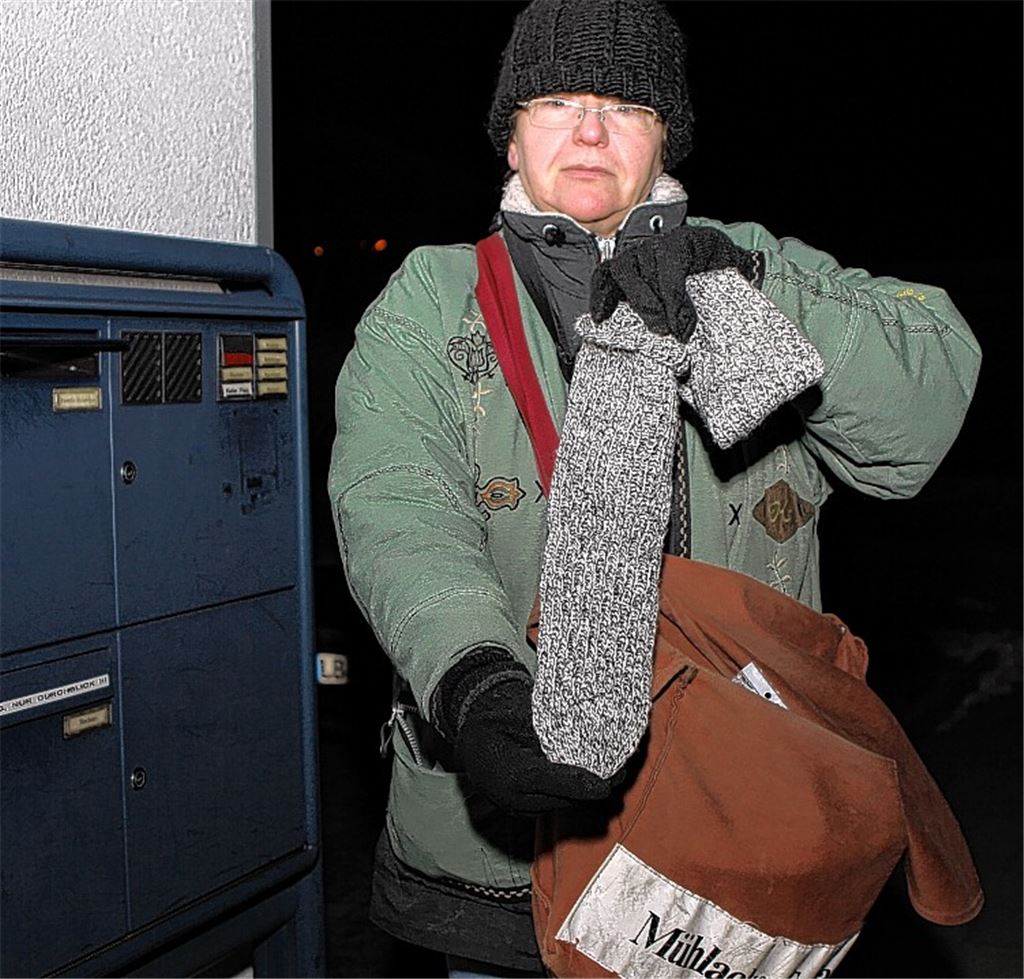 Das Rezept für alle Fälle: Im Winter hat Regina Klein immer ein Paar Wollsocken dabei, die sie bei Glatteis über die Schuhe zieht.