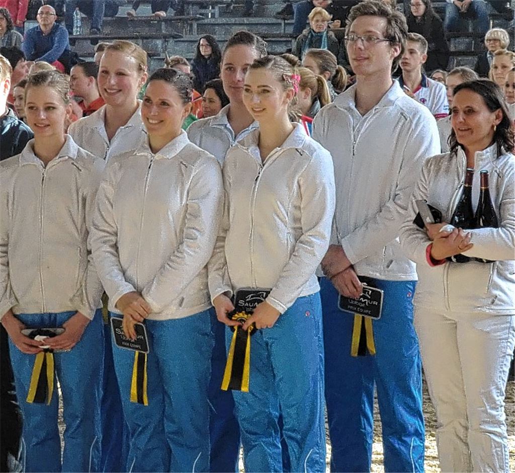Das S-Team von Pegasus mit Trainerin Karin Kiontke (re.) bei der Siegerehrung in Saumur.