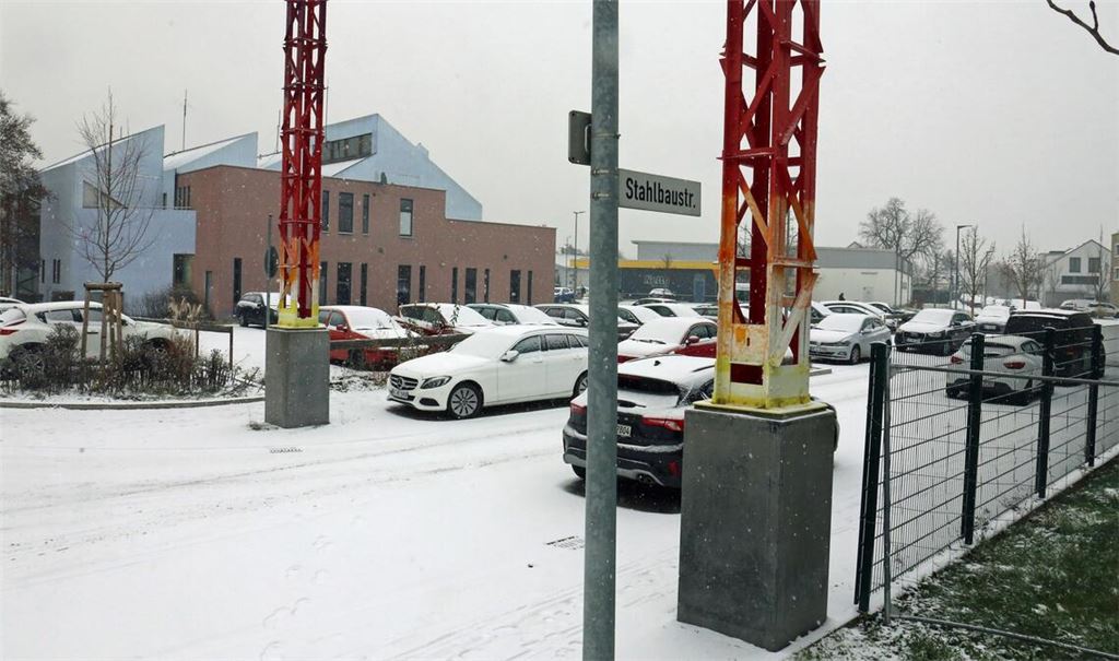 Das „Sahnegrundstück“ an der Stahlbaustraße hinter dem Fitnessstudio dient derzeit als Parkplatz. Aktuell streiten Gemeinderat und die Verwaltungsspitze heftig darüber, wie die Fläche genutzt werden soll. Foto: Goertz