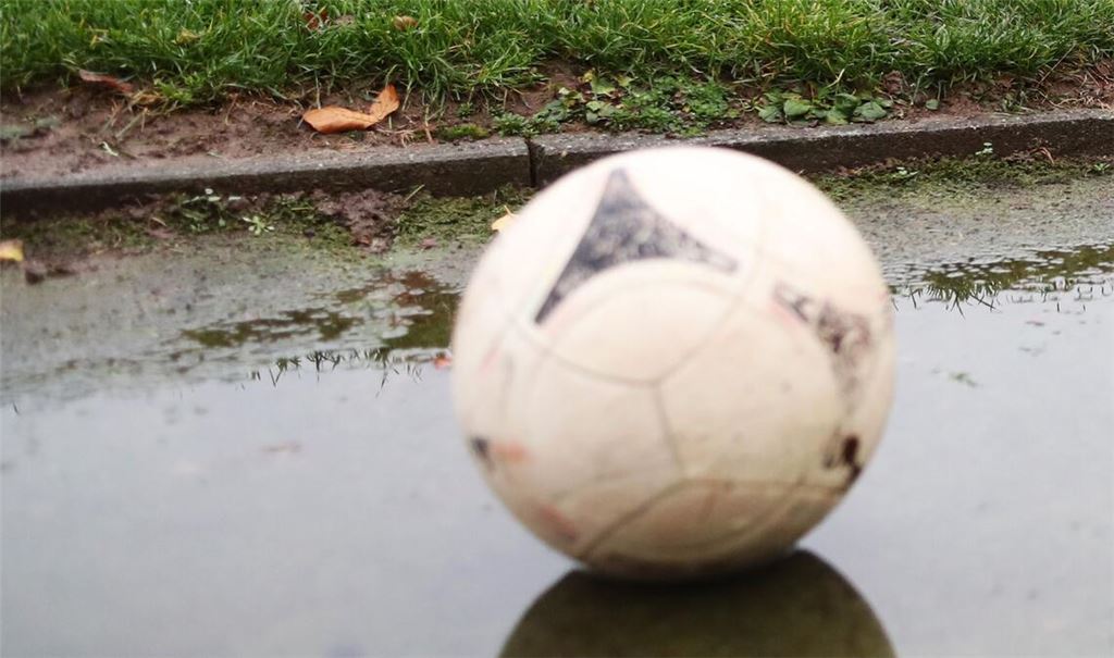 Das Saisonfinale im Fußballbezirk Enz-Murr wird zu einer nassen Angelegenheit. Nicht immer lassen sich Absagen vermeiden. Symbolfoto: Archiv