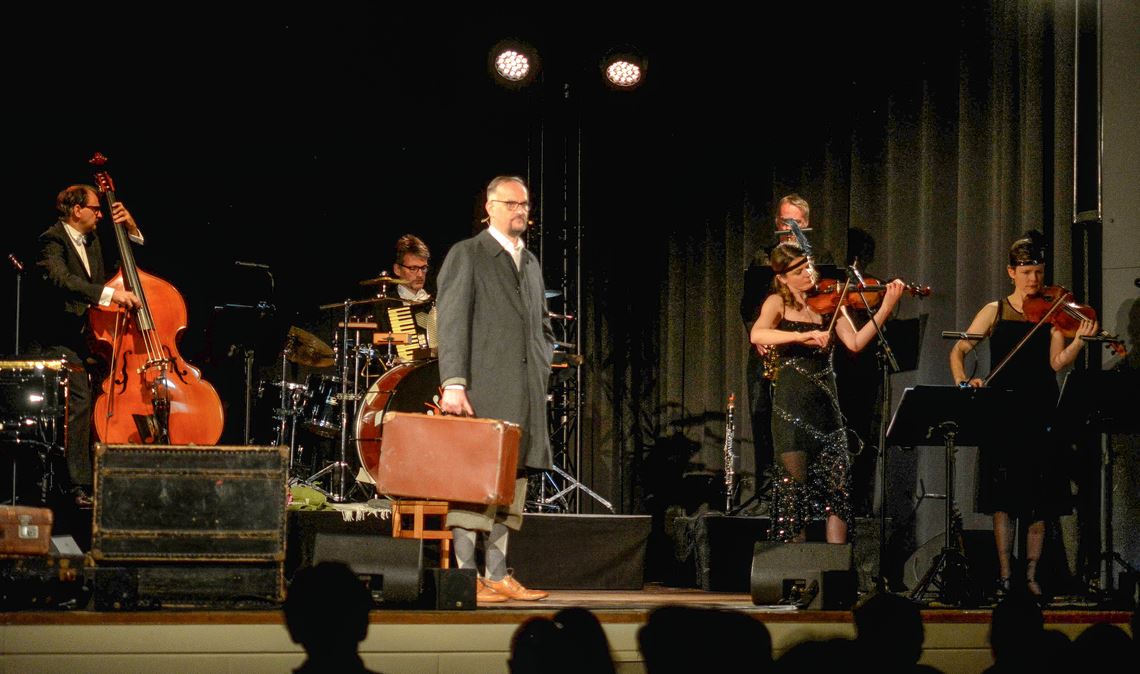 Das Salonorchester Weimar beschert dem Publikum in Mühlacker einen schwelgerisch-nostalgischen Abend und regt gleichzeitig zum Nachdenken an. Foto: Stahlfeld