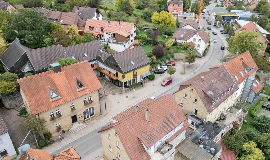 Das Sandsteingebäude (links im Vordergrund) ist bald nicht mehr das Rathaus. Die Verwaltung zieht um in die Fabrik Schweitzer (re. oben im Hintergrund). Foto: Fotomoment