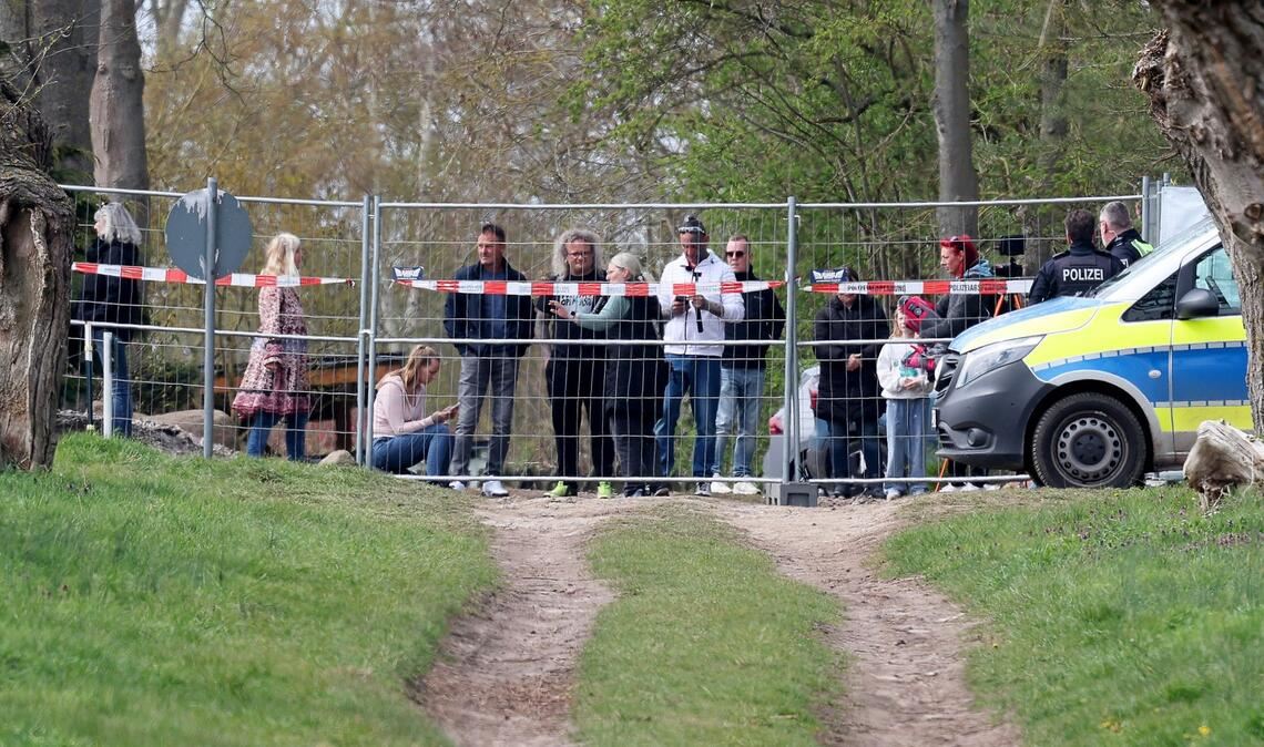 Das Schicksal des bei Wismar gestrandeten Wals beschäftigt die Menschen emotional.