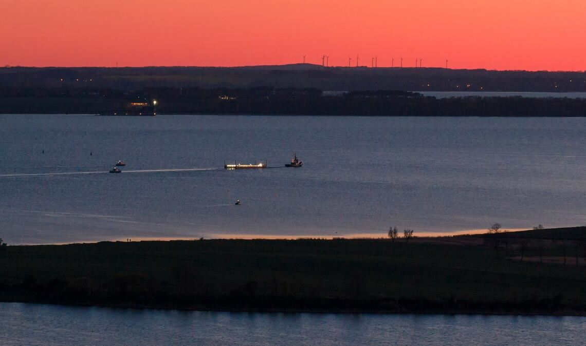 Das Schiff „Robin Hood“ zieht die Barge mit dem gestrandetem Wal.