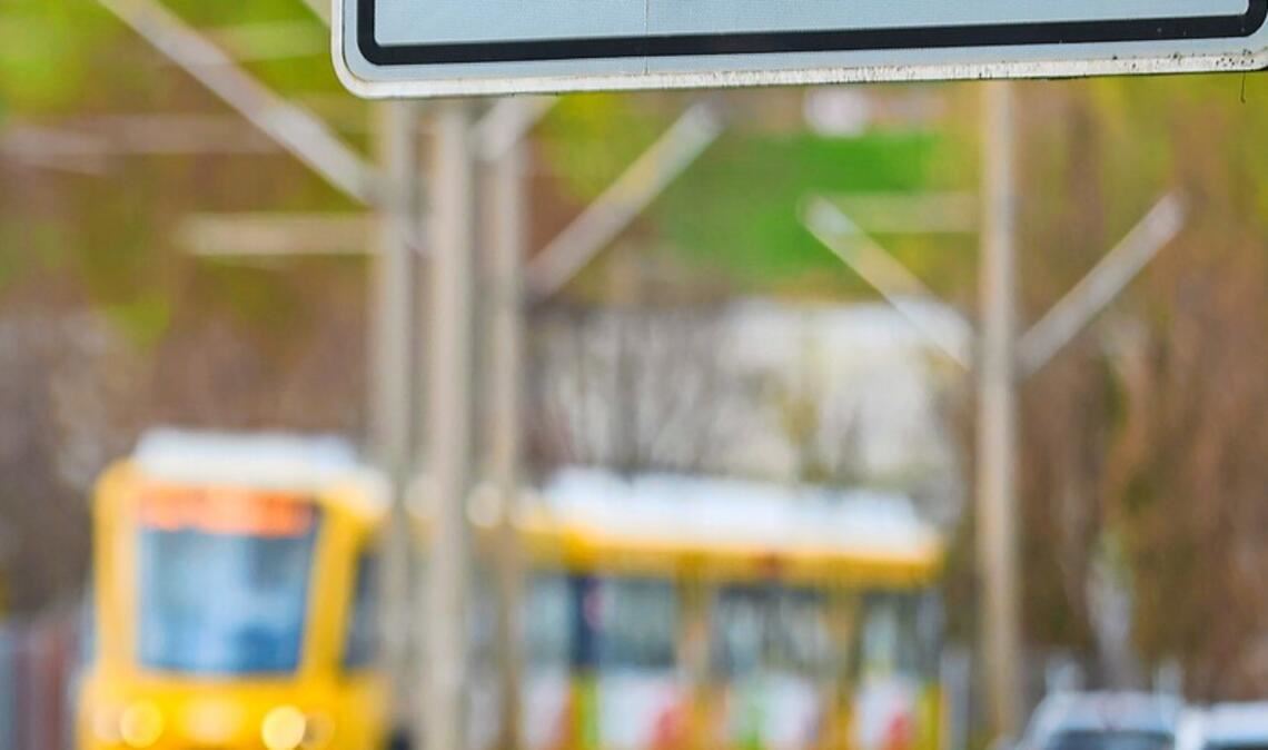 Das Schild an der Neckartalstraße in Cannstatt ist eindeutig: Wenden über die Stadtbahn-Gleise ist verboten.