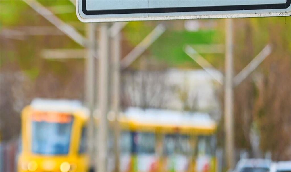 Das Schild an der Neckartalstraße in Cannstatt ist eindeutig: Wenden über die Stadtbahn-Gleise ist verboten.