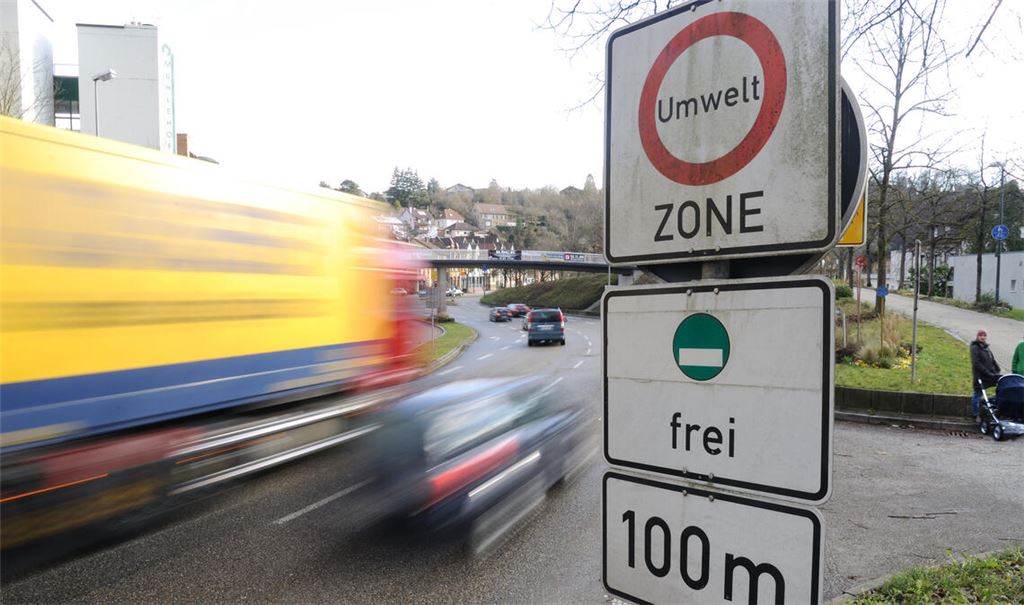 Das Schild weist auf die Umweltzone in Mühlacker hin: Die Luftqualität hat sich verbessert, weshalb die derzeit noch gültige Regelung mit der Plakette aufgehoben wird. Foto: Archiv