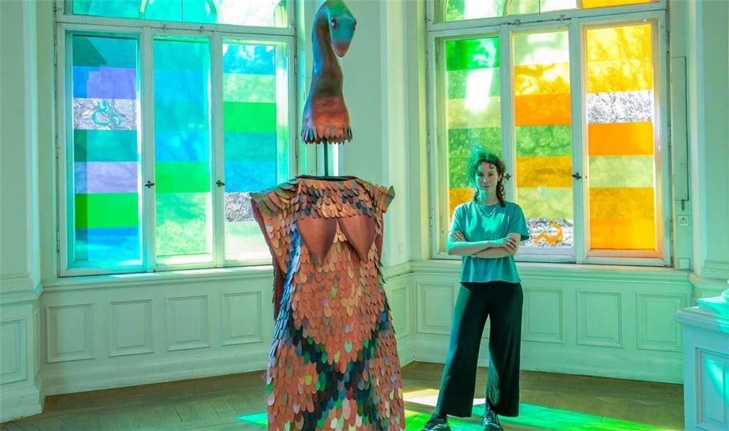 Das Schlangenkostüm der Künstlerin Ivana de Vivanco in der Villa Merkel.