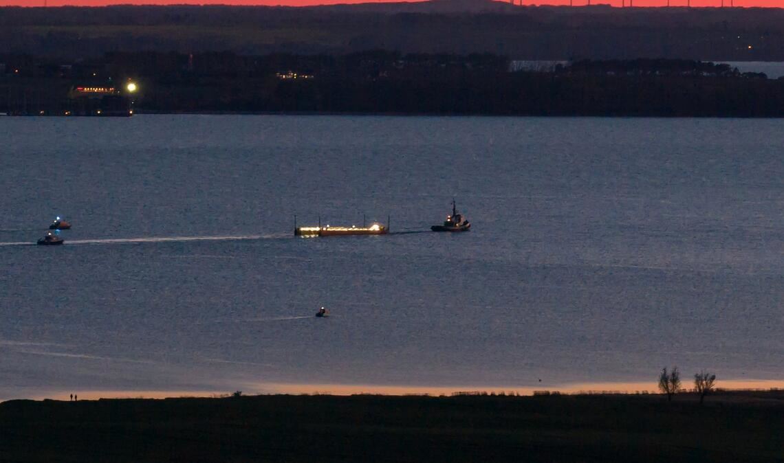 Das Schleppschiff Robin Hood (r) schleppt die Barge in die Ostsee Richtung Fehmarn.