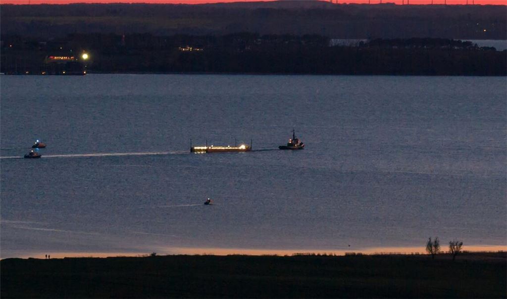 Das Schleppschiff Robin Hood (r) schleppt die Barge in die Ostsee Richtung Fehmarn.