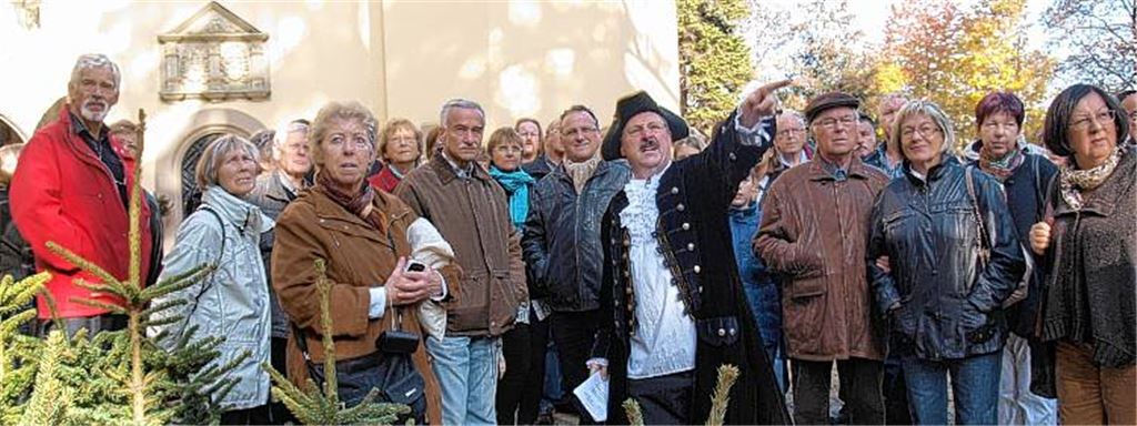 Das Schloss zieht immer wieder große Besuchergruppen an. Bei der Adventsausstellung im November gab es auch Führungen für Geschichtsinteressierte mit Roland Straub. Archivfoto: Filitz