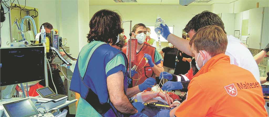Das Schockraum-Team des Krankenhauses Mühlacker arbeitet Hand in Hand, um die nachgestellten Ernstfälle zu versorgen. Fotos: Stahlfeld