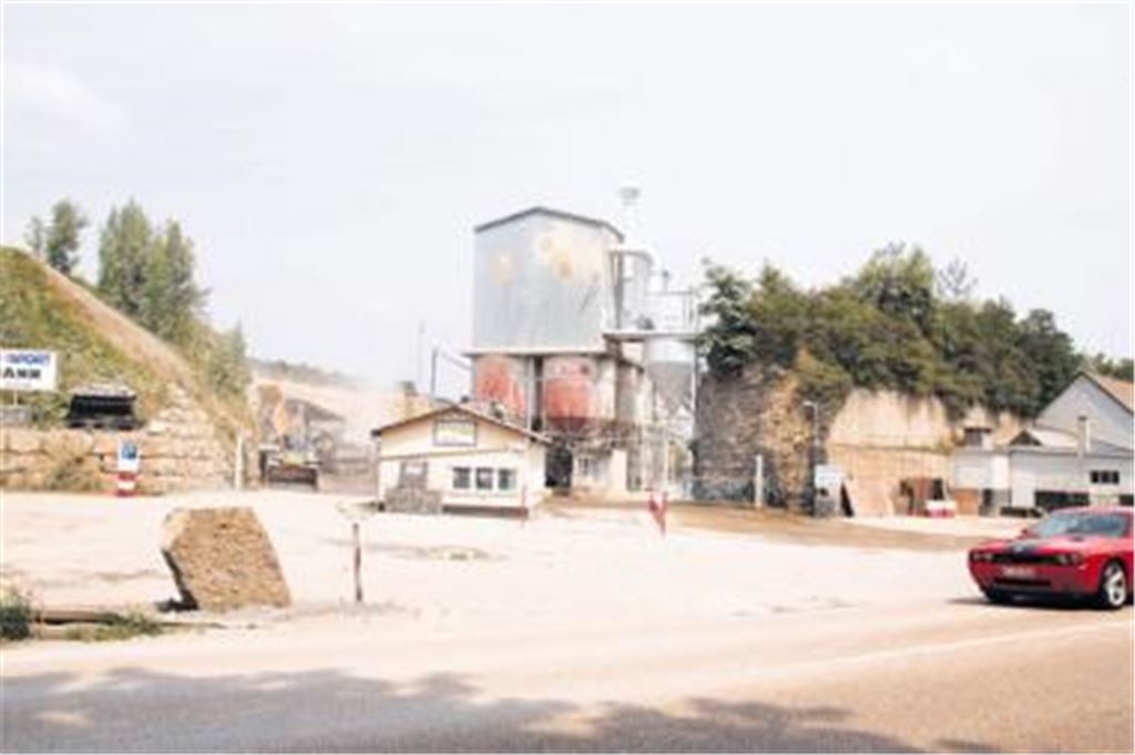 Das Schotterwerk soll nördlich der B 10 bleiben, das Kalkgestein aber demnächst auf der anderen Seite abgebaut werden. Foto: Franz