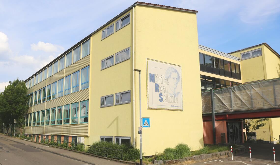 Das Schulgebäude heizt sich durch die stundenlange Sonneneinstrahlung stark auf, was den Unterricht erheblich beeinflusst. Fotos: Schüller