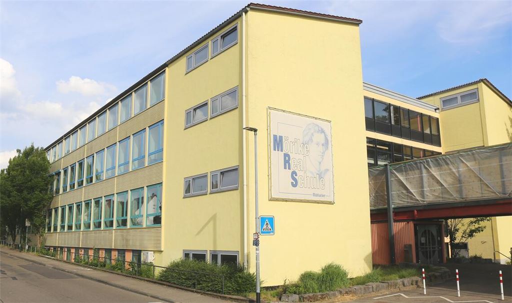 Das Schulgebäude heizt sich durch die stundenlange Sonneneinstrahlung stark auf, was den Unterricht erheblich beeinflusst. Fotos: Schüller