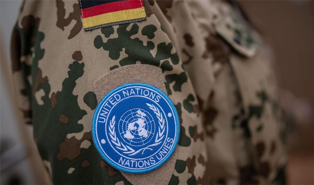 Das Schulterpatch der MINUSMA Mission der Vereinten Nationen UN an einem Bundeswehr Soldaten im Bundeswehr Feldlager Camp Castor.