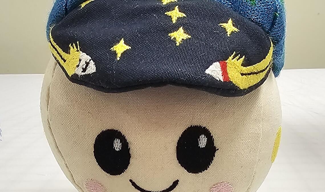 Das Schwerelosigkeits-Maskottchen "Rise" begleitet die Mission "Artemis 2".